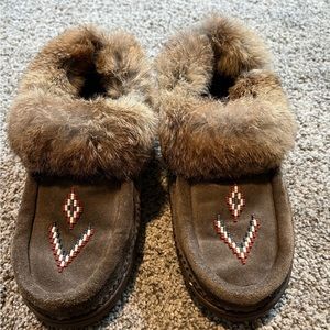 Manitobah Mukluk slippers moccasins size 37